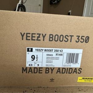 Adidas Yeezy Boost 350 V2 box